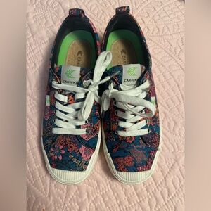 Cariuma Women's Floral Sneakers - Navy and Coral